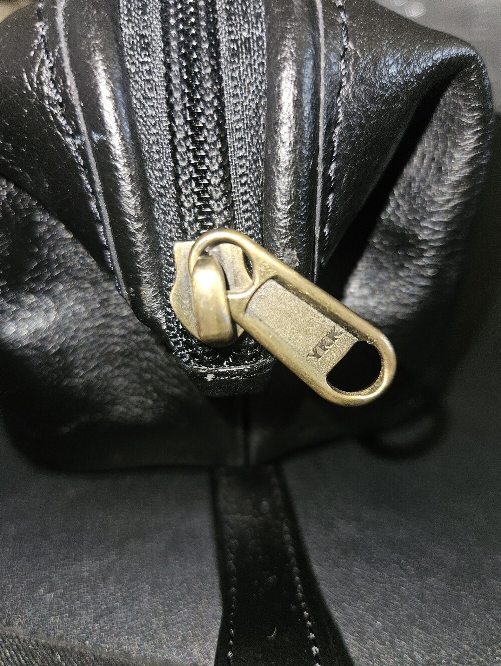 Dopp Men's Black Genuine Leather Zip- Up Toiletry Bag - Picture 6 of 9